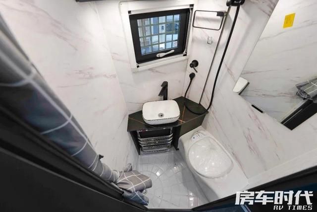 F350房车分时四驱与后差速锁的完美融合j9九游真人游戏第一品牌豪华越野新境界：(图2)