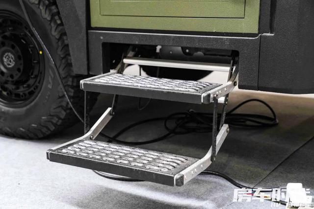 F350房车分时四驱与后差速锁的完美融合j9九游真人游戏第一品牌豪华越野新境界：(图3)